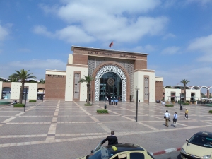 Het stationsgebouw van Marrakech werd in augustus 2008 opgeleverd en ligt inde wijk Guéliz.. (foto: René Hoeflaak)  