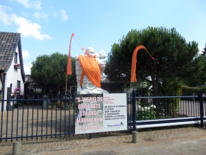 Bij groothandel TimmerGems aan de Osseweg in Berghem, gemeente Oss staat 'het grootste' marmeren Buddhabeeld ter wereld te koop. Vraagprijs € 60.000   (foto: René Hoeflaak) 